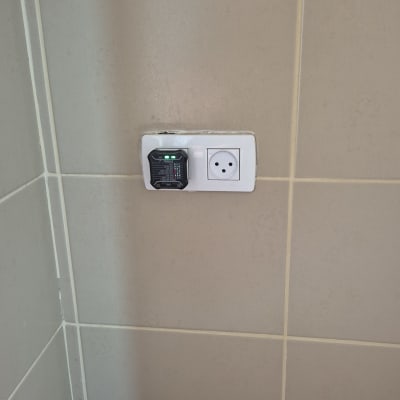 שקע חשמל עם בודק תקינות מחובר