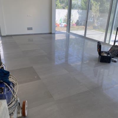 מכונת פוליש על רצפה מבריקה בחדר מואר