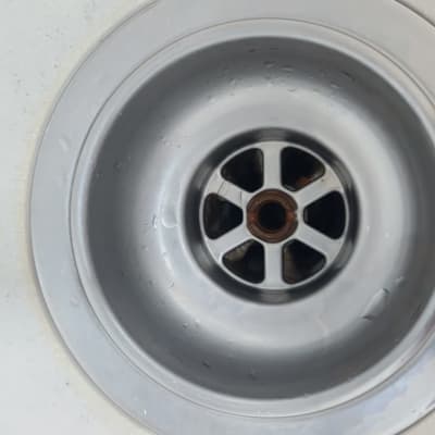 כיור נירוסטה עם ניקוז מים