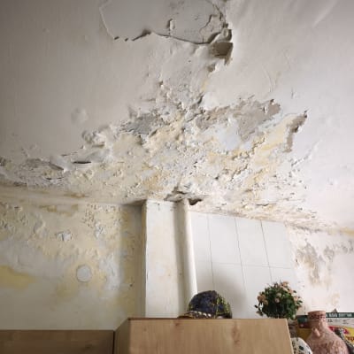 תקרה עם נזקי רטיבות והתקלפות צבע