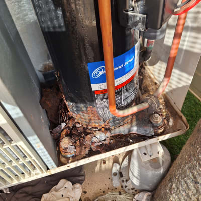 מדחס מזגן עם חלודה וצינורות נחושת