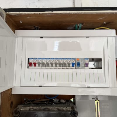 לוח חשמל פתוח עם מפסקים שונים