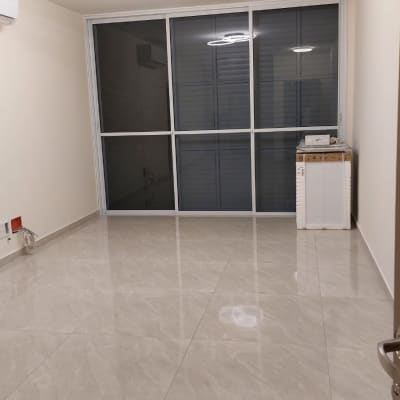 רצפה נקייה ומבריקה בחדר ריק עם חלון גדול