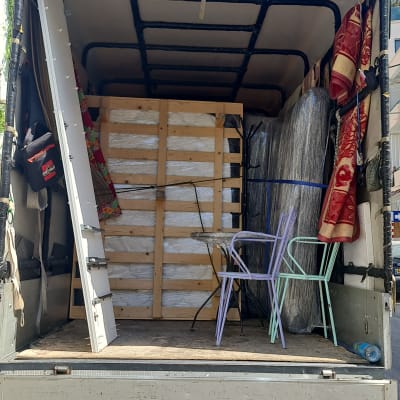 משאית פתוחה עם רהיטים וציוד ארוזים להובלה