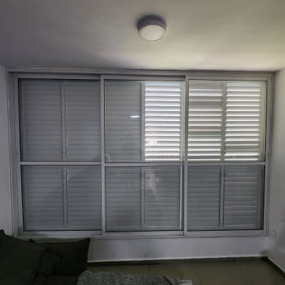 חלון עם תריסים סגורים בחדר פנימי