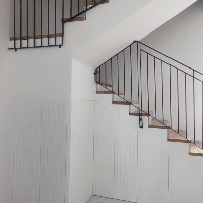 מעקה מדרגות עם שלבי עץ ומתכת