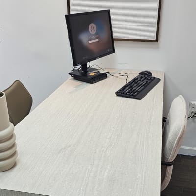 מחשב שולחני עם מסך, מקלדת ועכבר על שולחן.