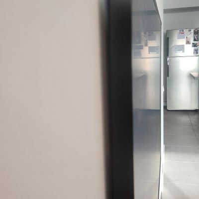 מקרר עם מגנטים במטבח מואר