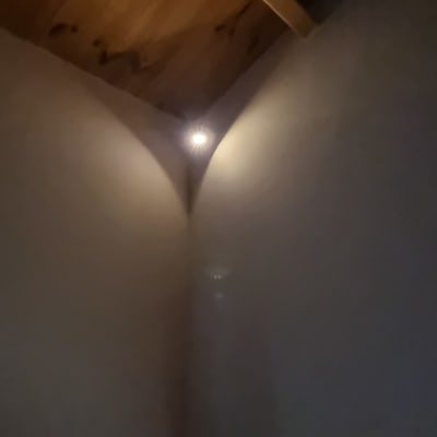 תאורה על תקרת עץ בפינת חדר