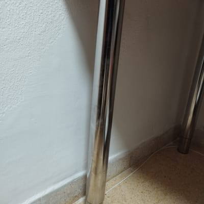 רגלי שולחן מתכתיות על רקע קיר לבן