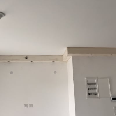 תקרת גבס עם גופי תאורה שקועים ומתגי חשמל