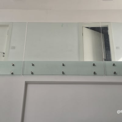 מעקה זכוכית שקוף מותקן בקומת גלריה עם מחברי נקודה