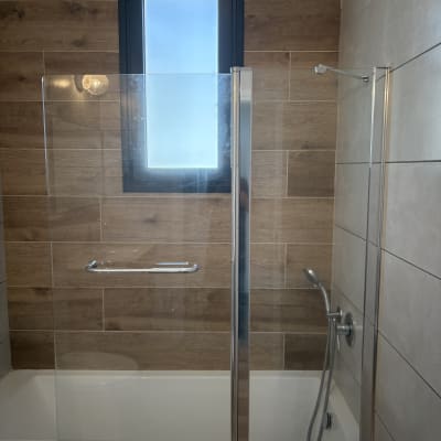 מקלחת עם דלת זכוכית וברז ידית