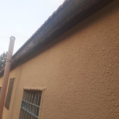 קיר חיצוני עם חלון אטום וחיפוי גג