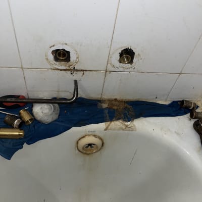 הכנה להתקנה או החלפה של ברז קיר בחדר רחצה