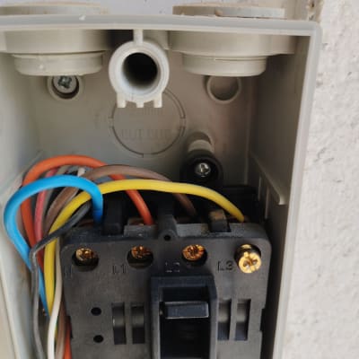 חוטי חשמל צבעוניים מחוברים לקופסת חיבורים