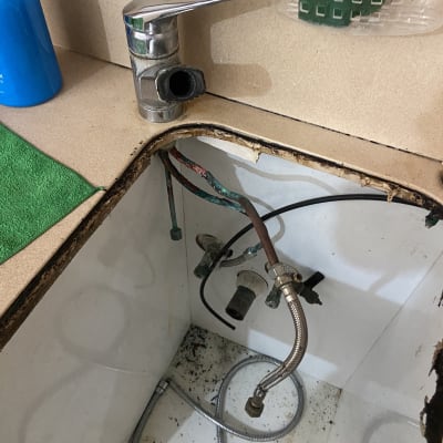 ברז מפורק עם צינורות מתחת לכיור