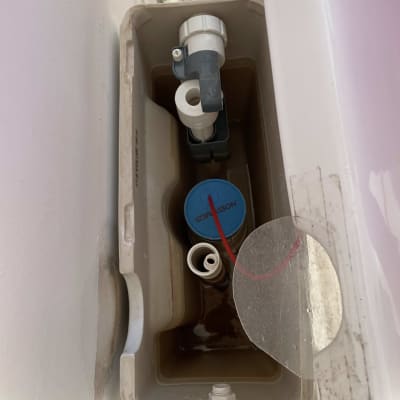מיכל הדחה עם חלקים פנימיים וצינור