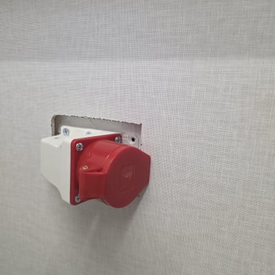 שקע חשמלי מותקן בקיר