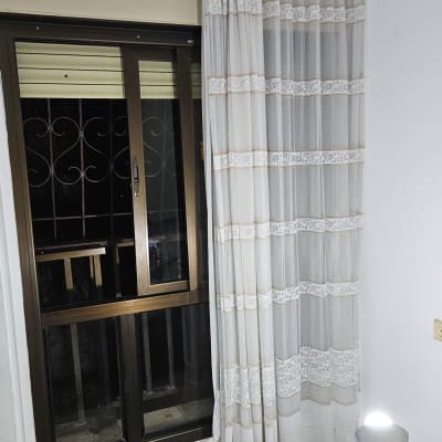 תריסים חומים סגורים על חלון זכוכית