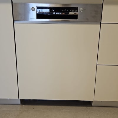 מדיח כלים במטבח עם בקבוק סבון על השיש