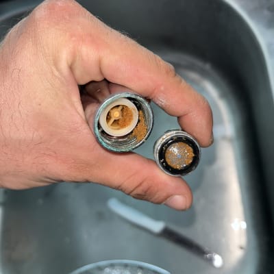 פירוק וניקוי מסנן ברז סתום מלכלוך ומשקעים מעל כיור