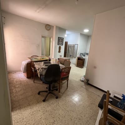 חדר עם רהיטים וציוד, קירות לבנים