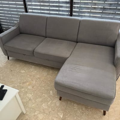 ספה אפורה נקייה על רצפת אריחים