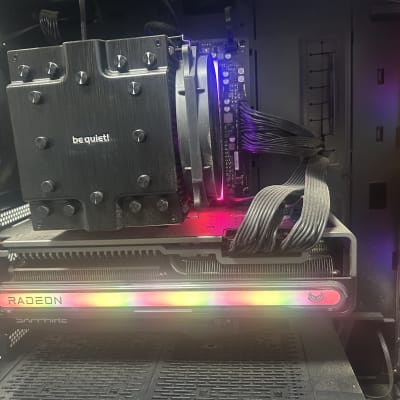 מחשב עם רכיבי חומרה פנימיים ותאורת RGB