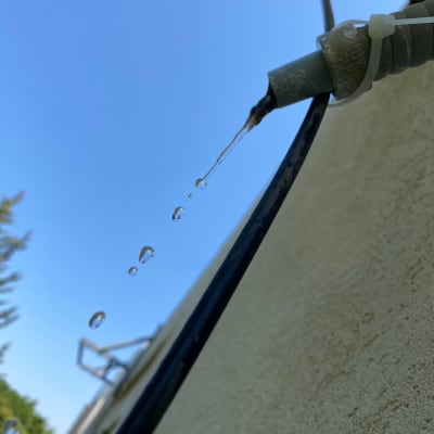 צינור מזגן מטפטף מים על קיר חיצוני