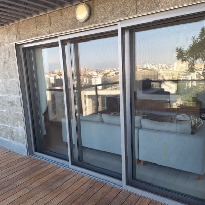 דלתות אלומיניום עם נוף עירוני ברקע