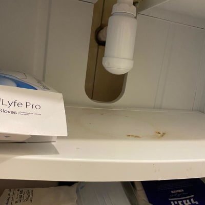 מסנן מים מתחת לכיור עם צינור לבן