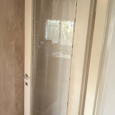 דלת עם זכוכית מטושטשת