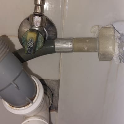 חיבורי צנרת מים, ברז ניל וצנרת ניקוז מתחת לכיור