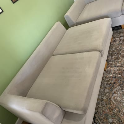 ספת בד בהירה בסלון הבית