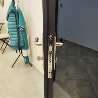 ידית ודלת עם מנעול מתכת כסוף