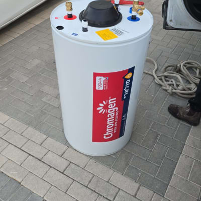 דוד שמש מותקן על מדרכה ליד רכב