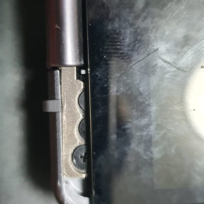 ציר מתכת של מחשב נייד עם מסך שחור