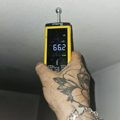 מד לחות צמוד לתקרה עם תצוגה דיגיטלית