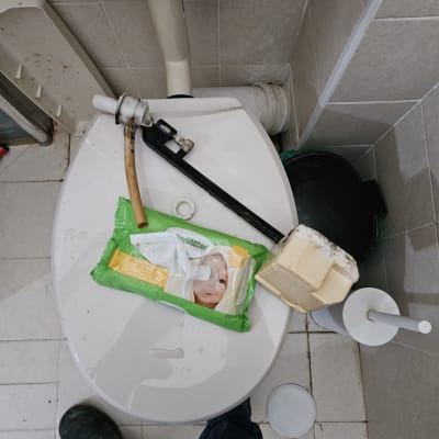 כלים סניטריים על אסלה, כולל מפתח צינורות