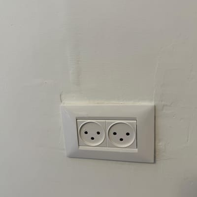 שקע חשמל כפול על קיר לבן