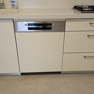 ארונות מטבח עם ידיות מתכת ומשטח עבודה