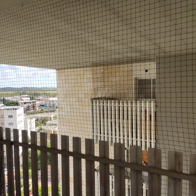 רשת למניעת כניסת יונים במרפסת בניין