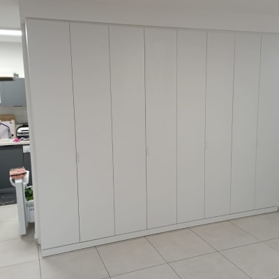 ארון לבן עם דלתות רבות במטבח