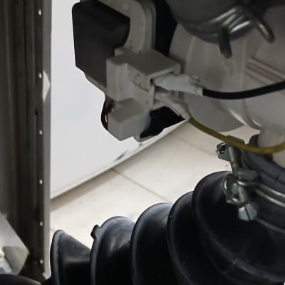 חלקים פנימיים של מכשיר חשמלי עם חוטים וחיבורים