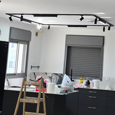 סולם ועבודות תאורה בתקרה במטבח מודרני