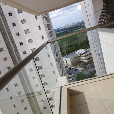 מרפסת עם רצפה נקייה ומעקה זכוכית