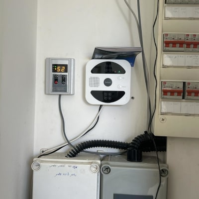 מערכת חשמל עם לוח בקרה וחוטים