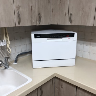 מדיח כלים על השיש ליד כיור וברז