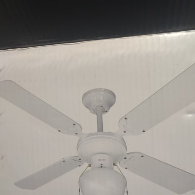 מאוורר תקרה לבן עם ארבעה להבים ותאורה מרכזית